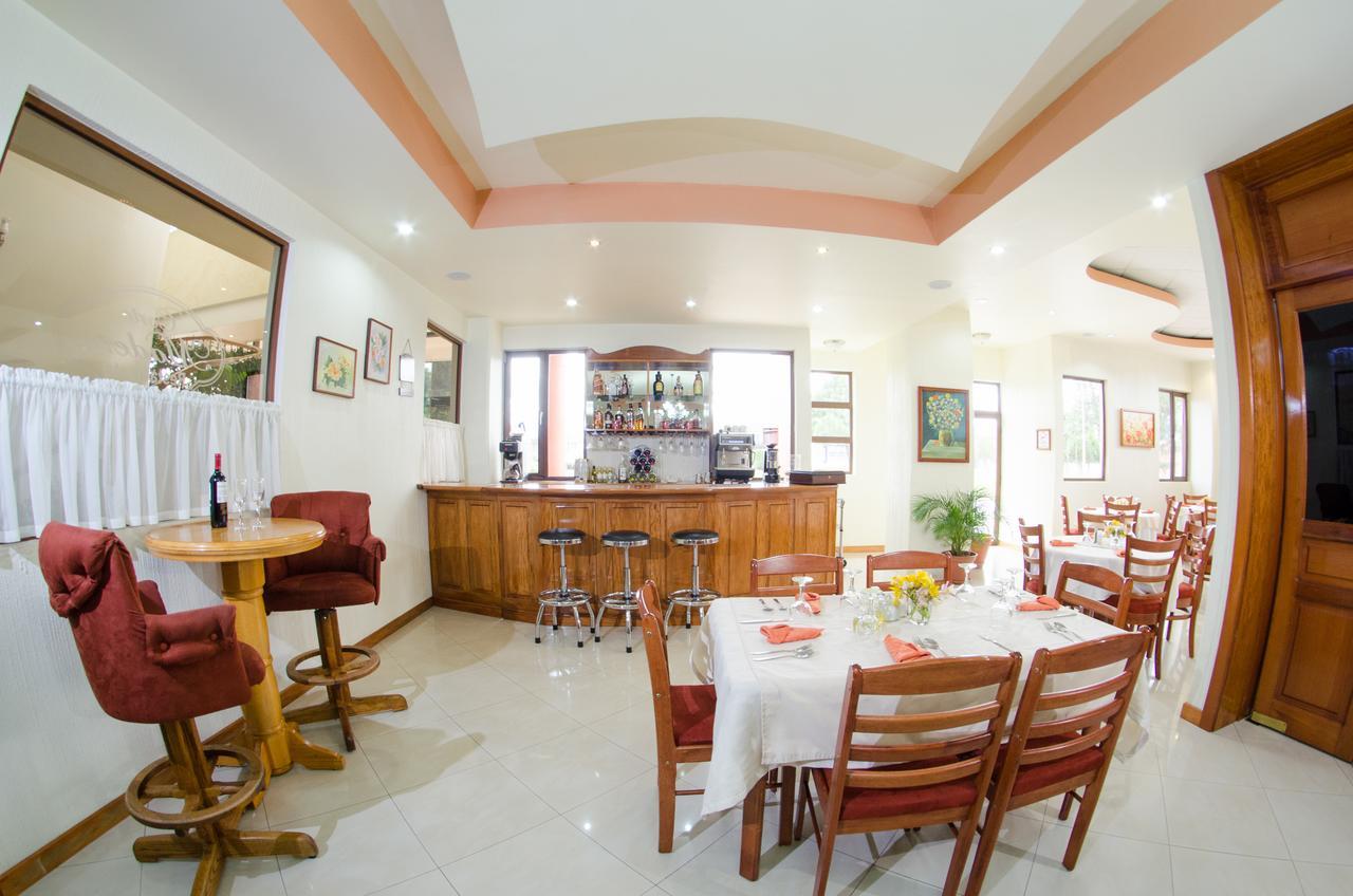 Hotel Anna Inn Olintepeque エクステリア 写真