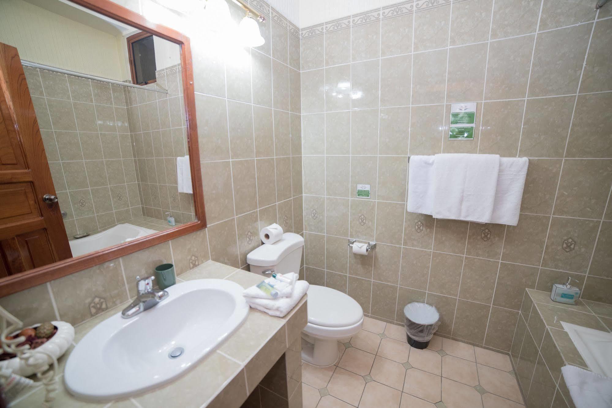 Hotel Anna Inn Olintepeque エクステリア 写真