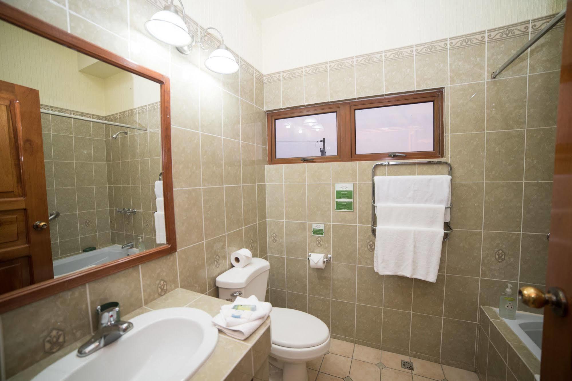 Hotel Anna Inn Olintepeque エクステリア 写真