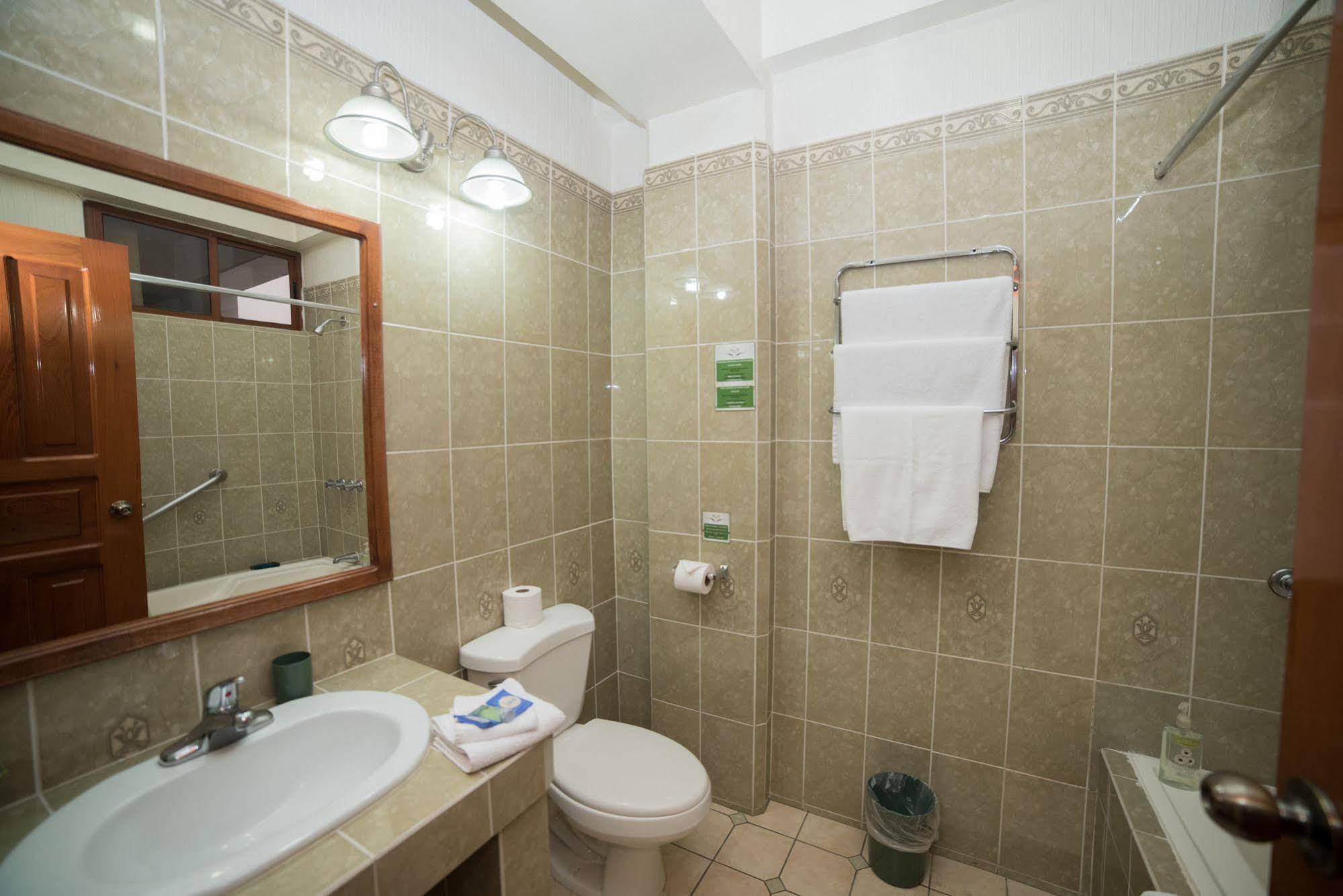 Hotel Anna Inn Olintepeque エクステリア 写真