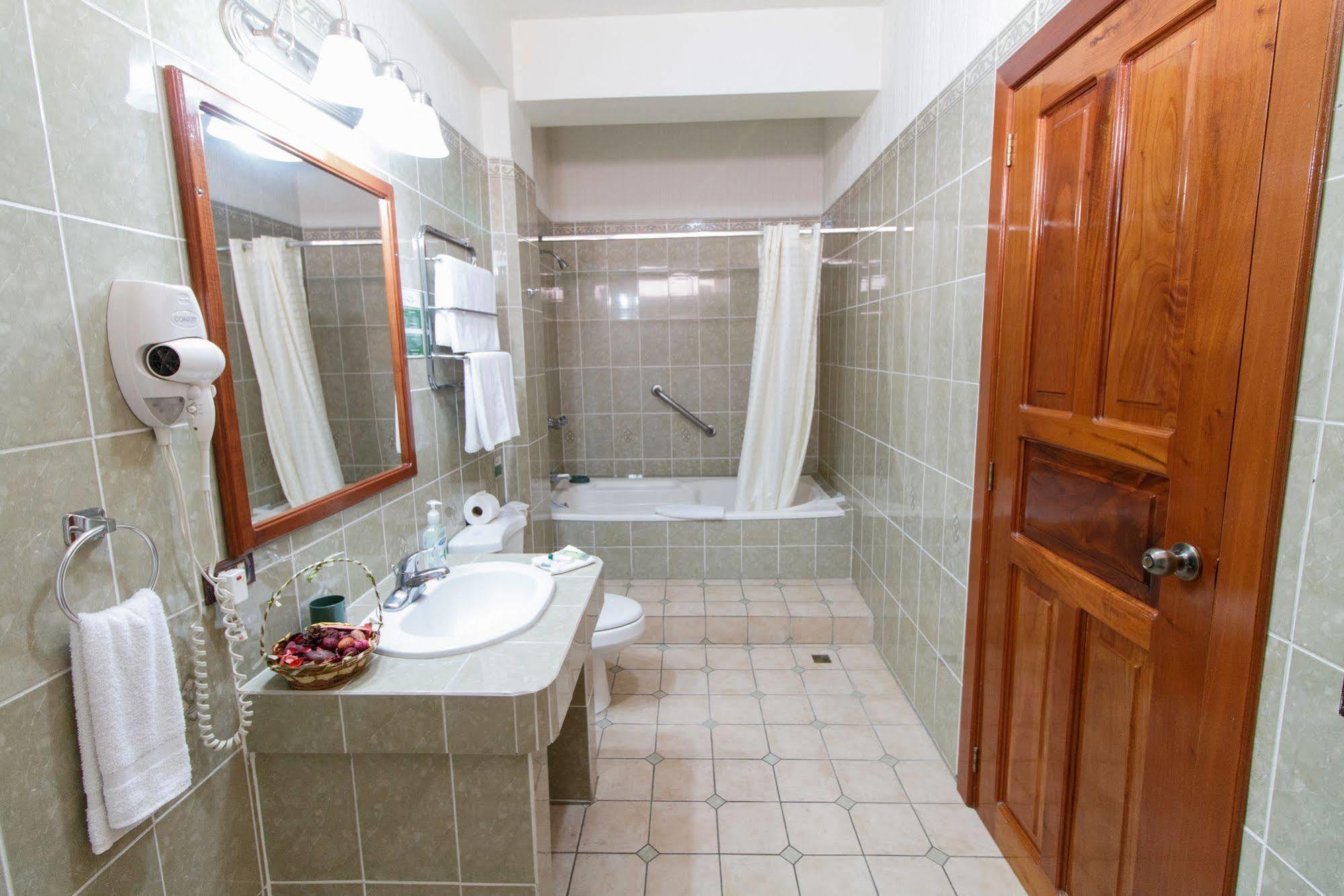 Hotel Anna Inn Olintepeque エクステリア 写真
