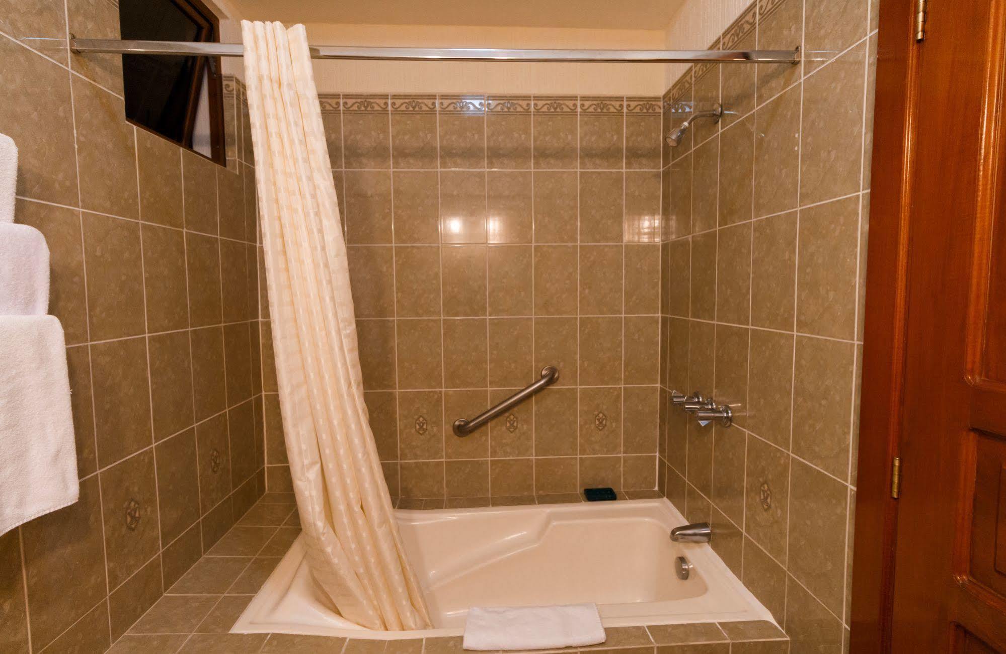 Hotel Anna Inn Olintepeque エクステリア 写真